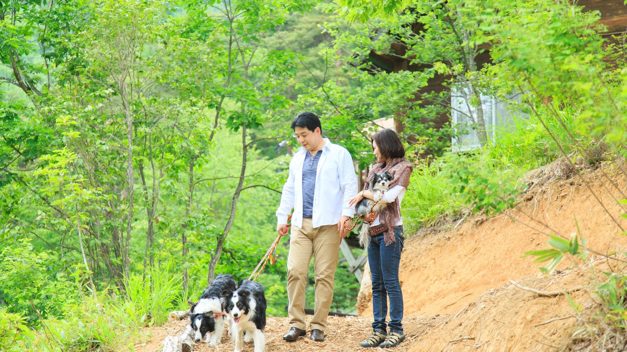 わんちゃんと広大な敷地内を散策