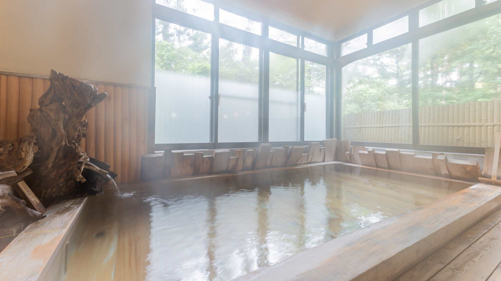 【美味少量／夕食付】お食事少なめで湯治利用や少食の方に！天然温泉の総檜造風呂に癒される