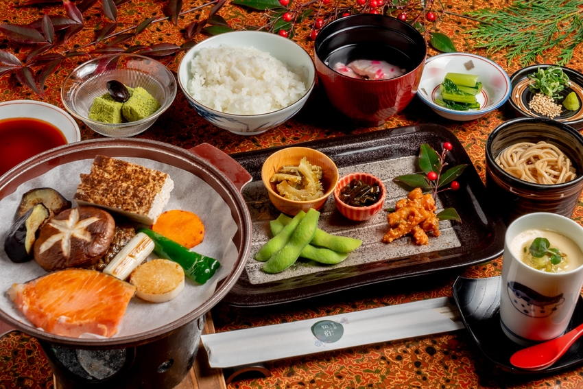 【美味少量／夕食付】お食事少なめで湯治利用や少食の方に！天然温泉の総檜造風呂に癒される