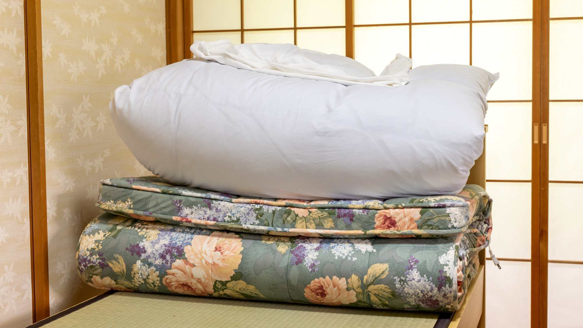 *【部屋一例】お布団敷きはセルフです。ベッドの上なので、楽々と敷くことができます。