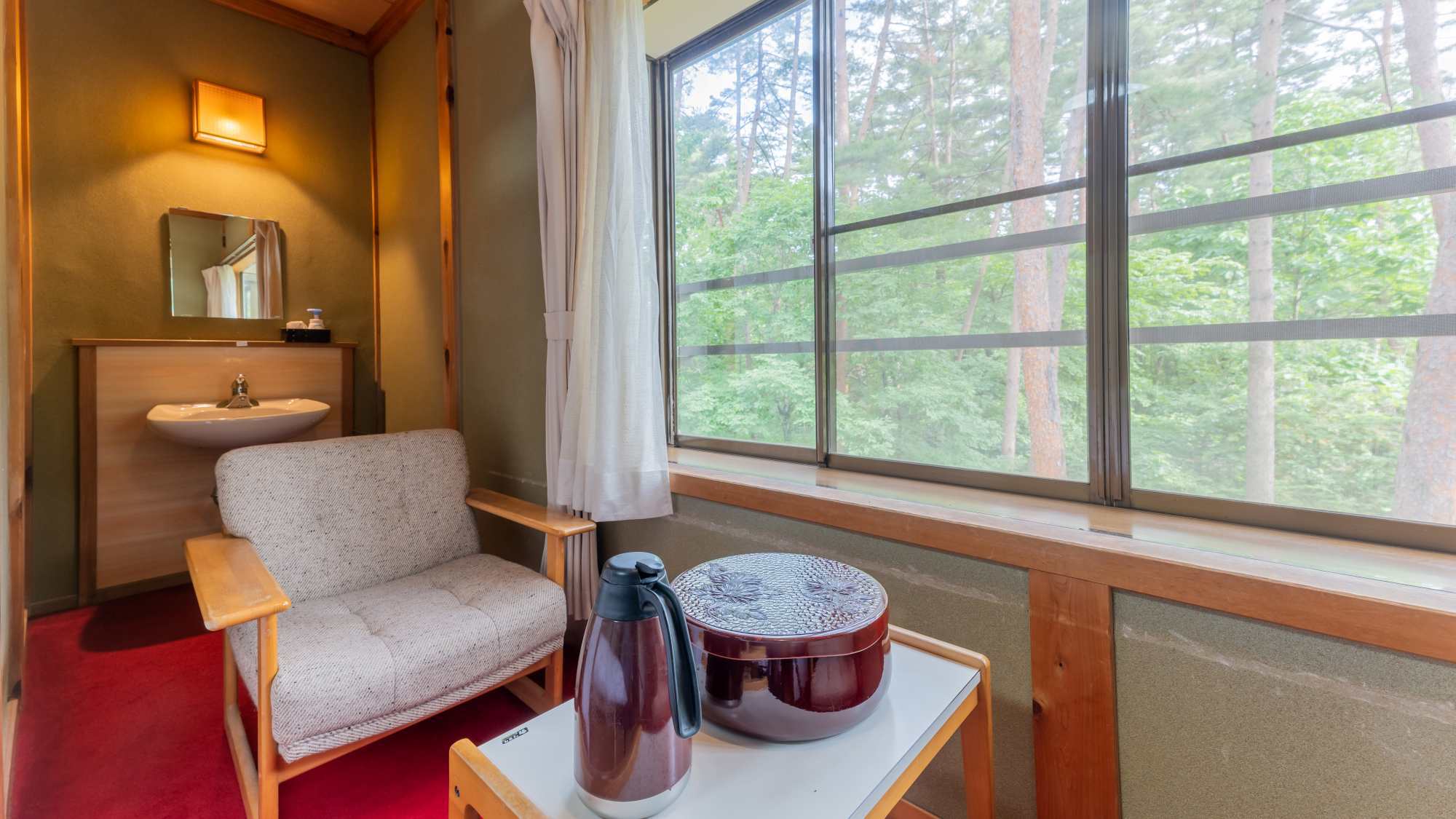 *【部屋一例（広縁からの眺望）】中庭の松林や遠くにアルプスの山々をご覧いただけます。