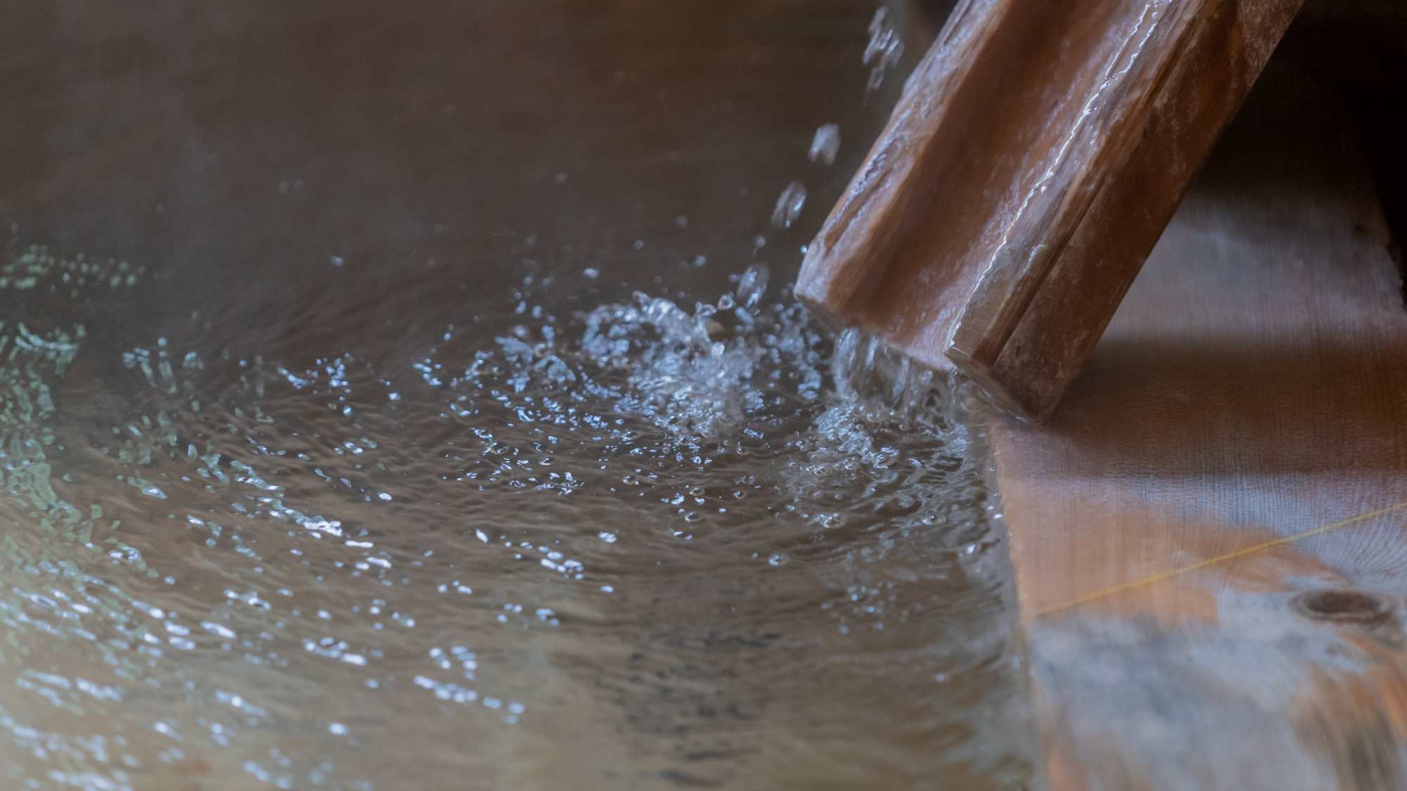 *【湯口】こんこんと湧き出る天然温泉で体の芯まで温まります。
