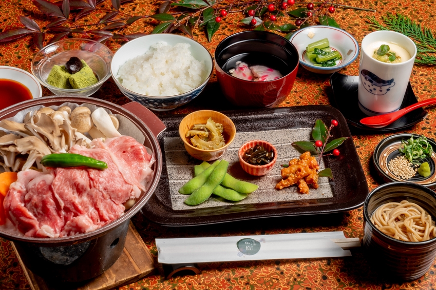 【美味少量／2食付】お食事少なめで湯治利用や少食の方に！天然温泉の総檜造風呂に癒される