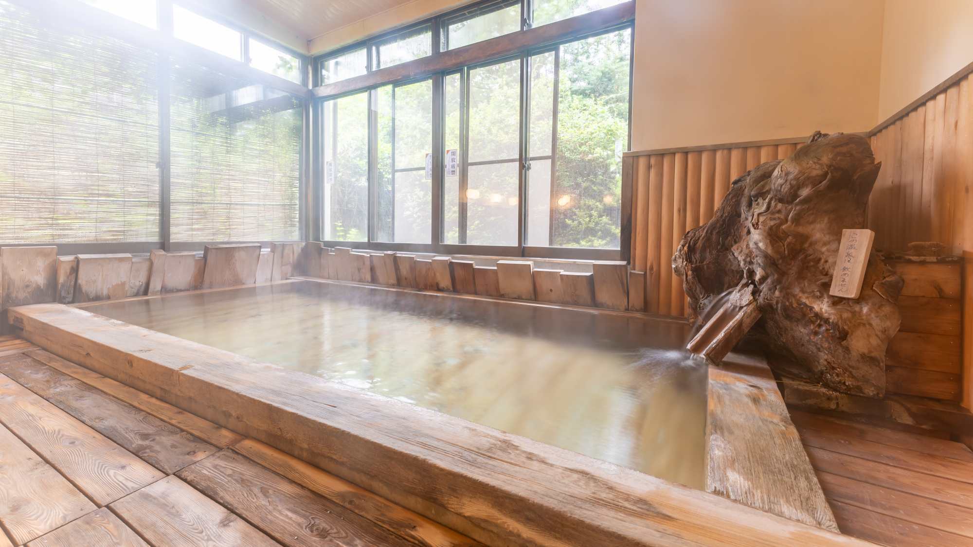 *【大浴場（男性）】総檜風呂の豊かな香りがお風呂場に満ちています。森林浴気分でリフレッシュ。