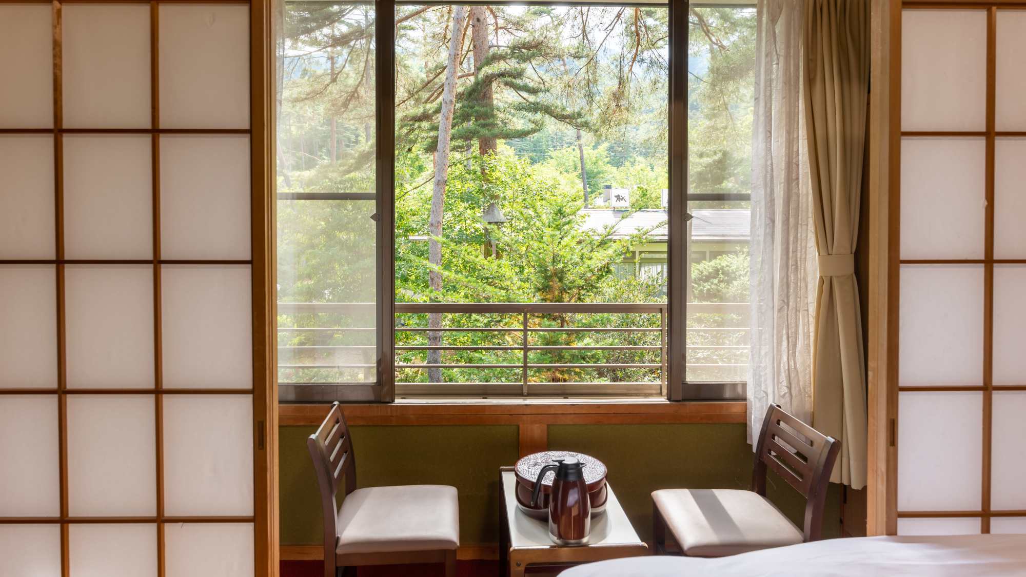 *【部屋一例（広縁からの眺望）】中庭の松林や遠くにアルプスの山々をご覧いただけます。