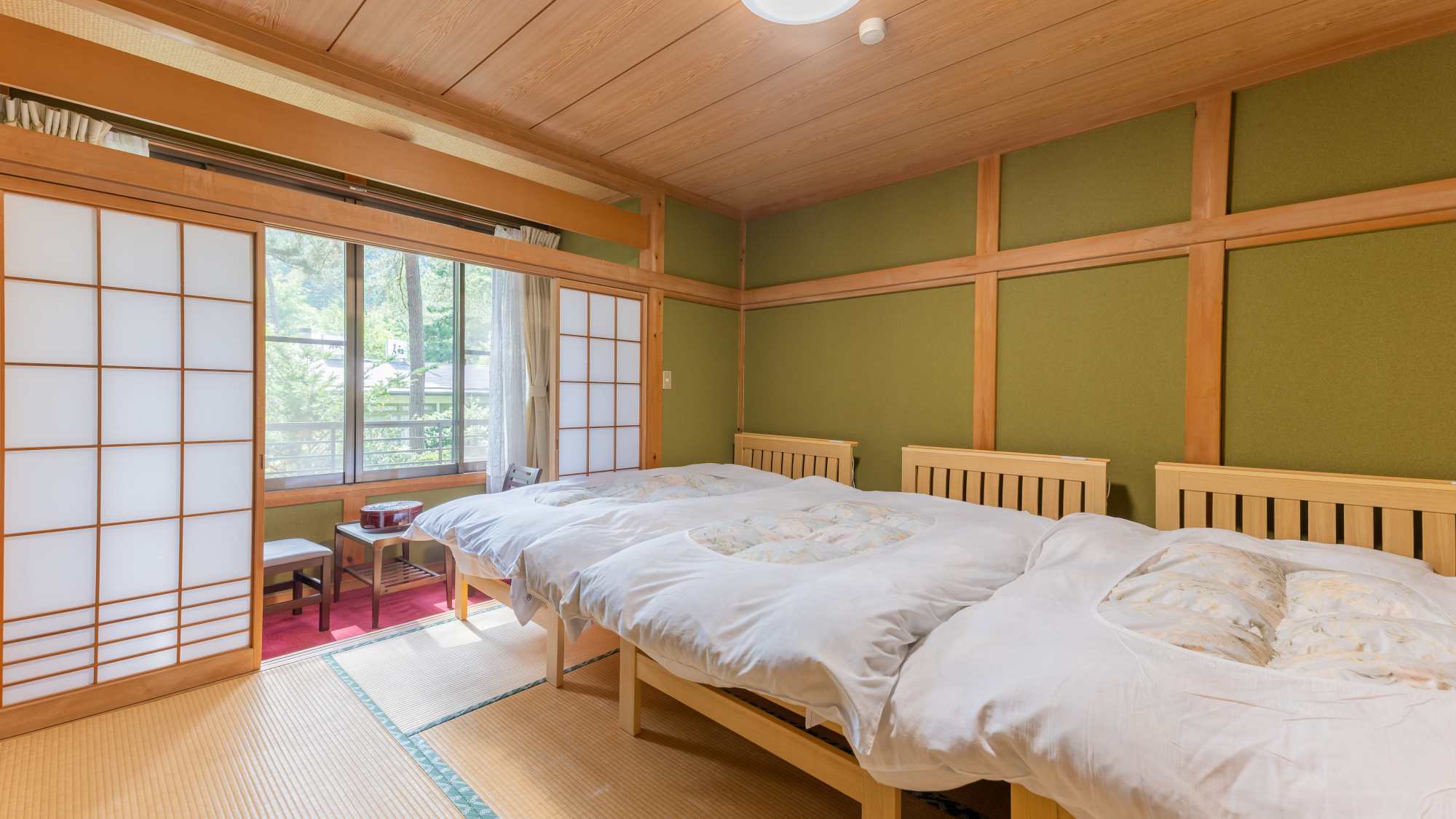 *【部屋一例（和室8畳）】最大3ベッド入る広縁付の和室。お部屋の窓からは松林をご覧いただけます。