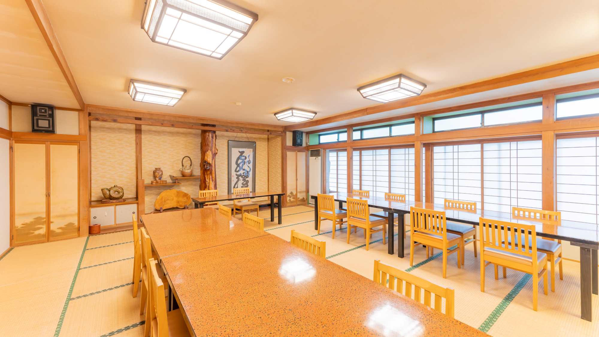 *【食事会場】夕食・朝食はこちらの会場でご用意いたします。畳敷きですが椅子なので足が疲れません。