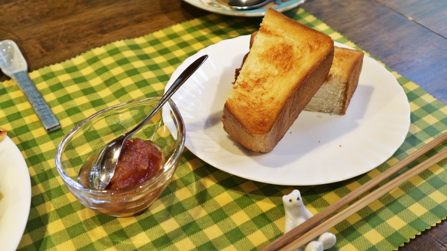 *オーナー手作りの厚切り食パン。手作りのりんごジャムとともにお召し上がりください。 