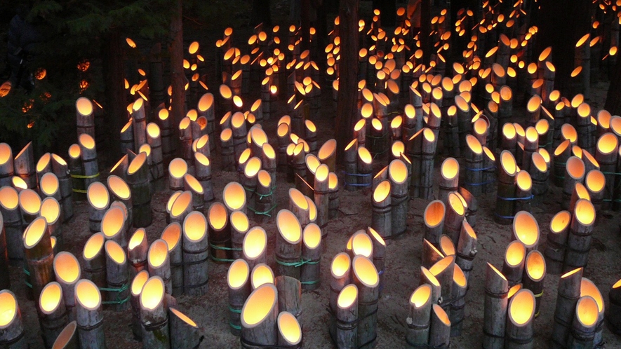 *安曇野神竹灯(かみあかり)穂高神社境内にて8,000本の竹灯篭に点火をします。