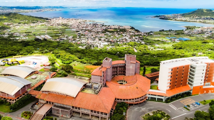 南城市の丘から望む青い空と海、自然の景観を満喫