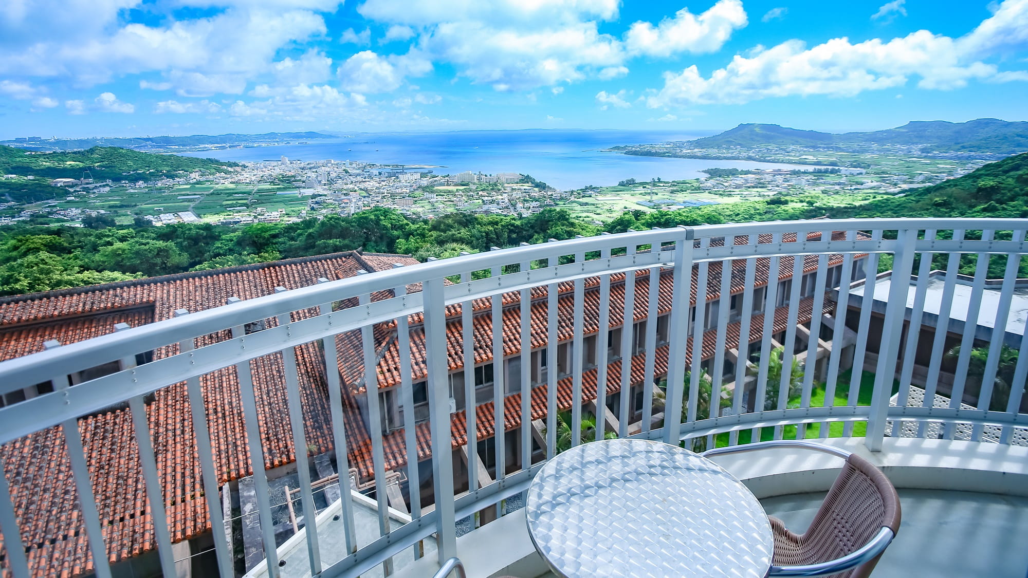佐敷の丘から見渡す景色は沖縄をより近くに感じることができます