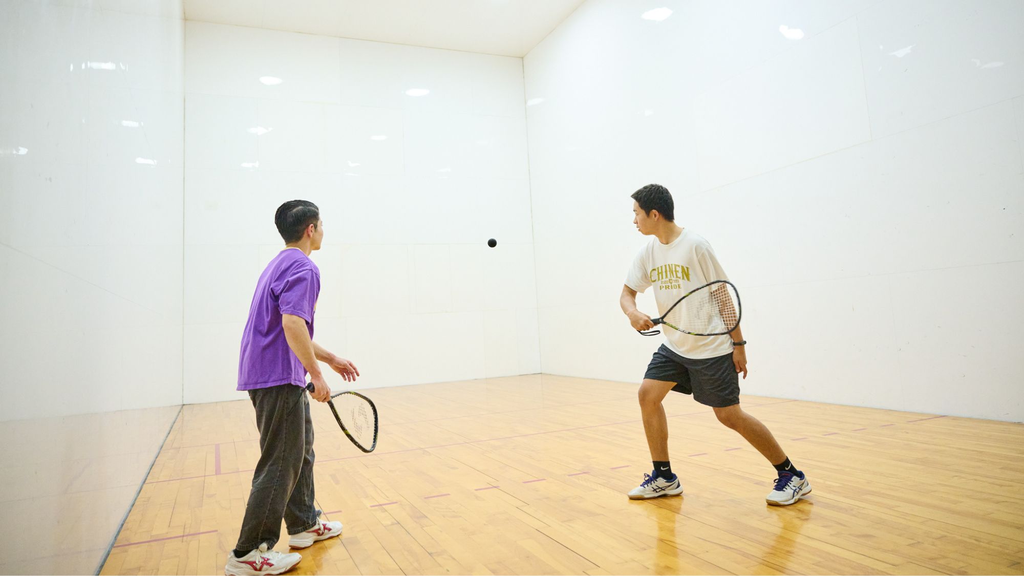 【ピースポ】スカッシュ　スピーディーでダイナミックなラケットスポーツ