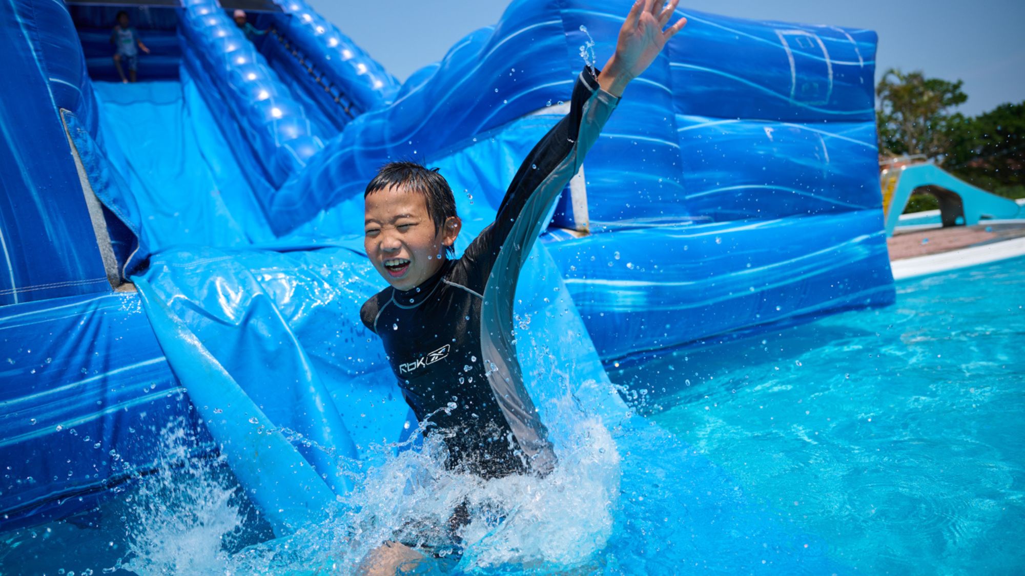 【夏季限定営業レジャープール】バシャーン！と何度でも楽しめる大きな滑り台