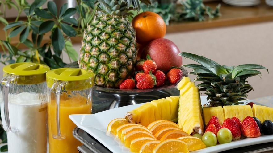【朝食】さっぱりとした果物もそろえ、朝からフレッシュな気分に。