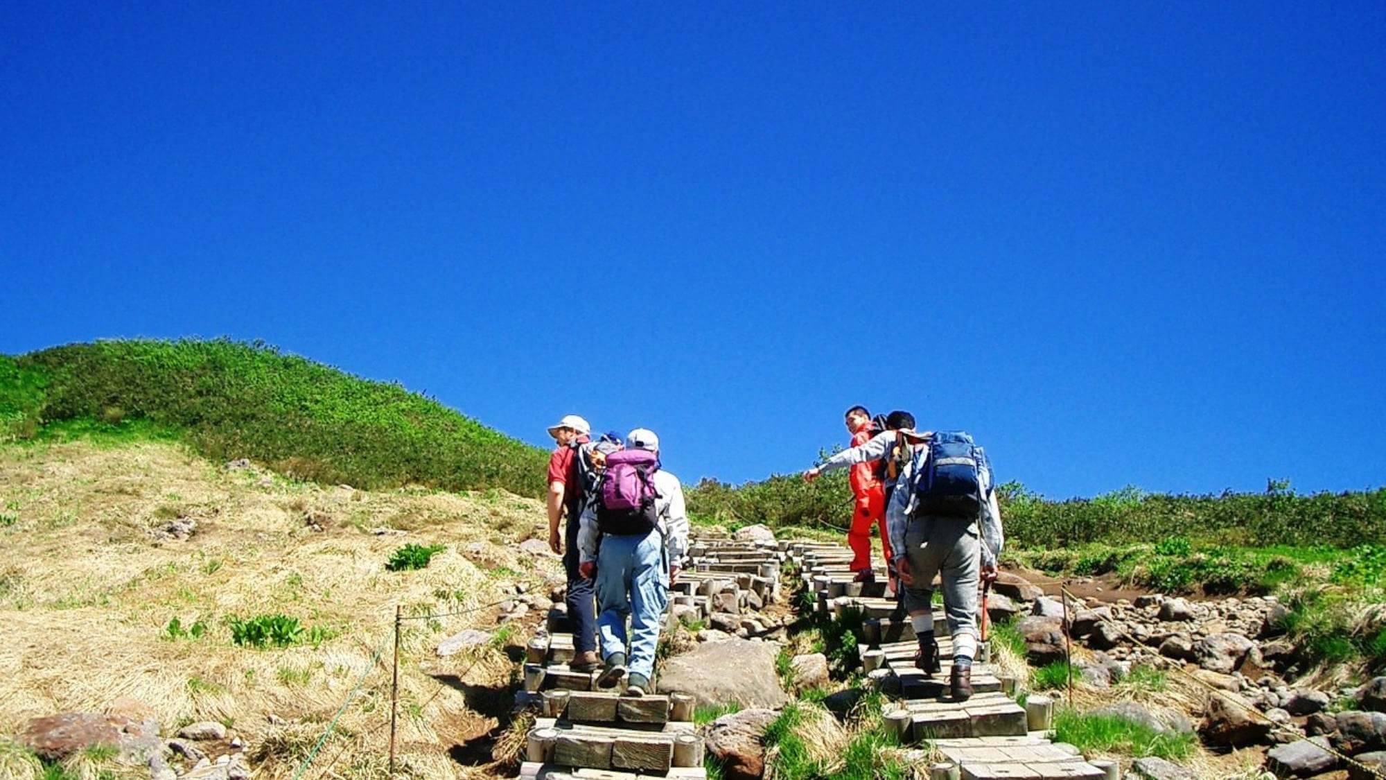 【月山登山】晴れた日には鳥海山や朝日連峰、蔵王など抜群の眺望を楽しめます。