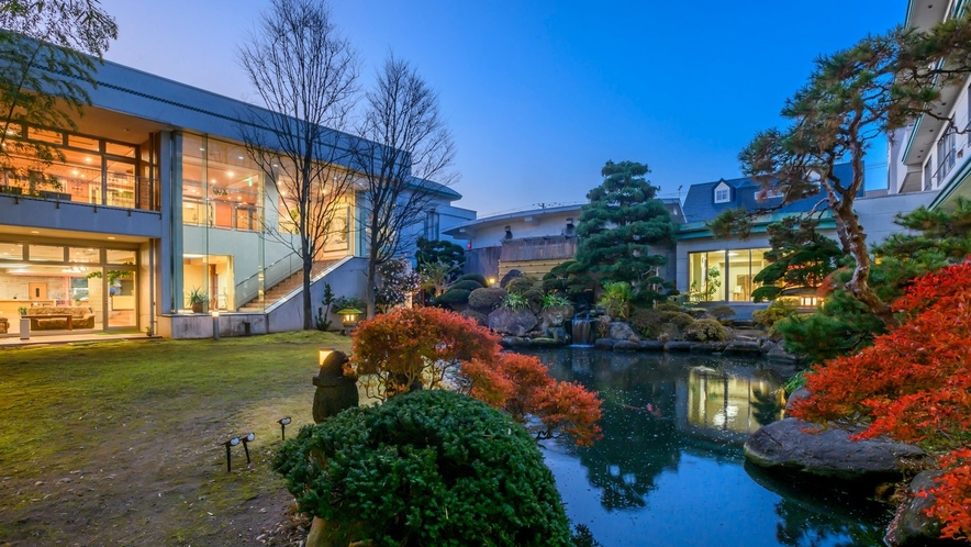 夜の庭園の様子。四季を見せる美しい庭園です。