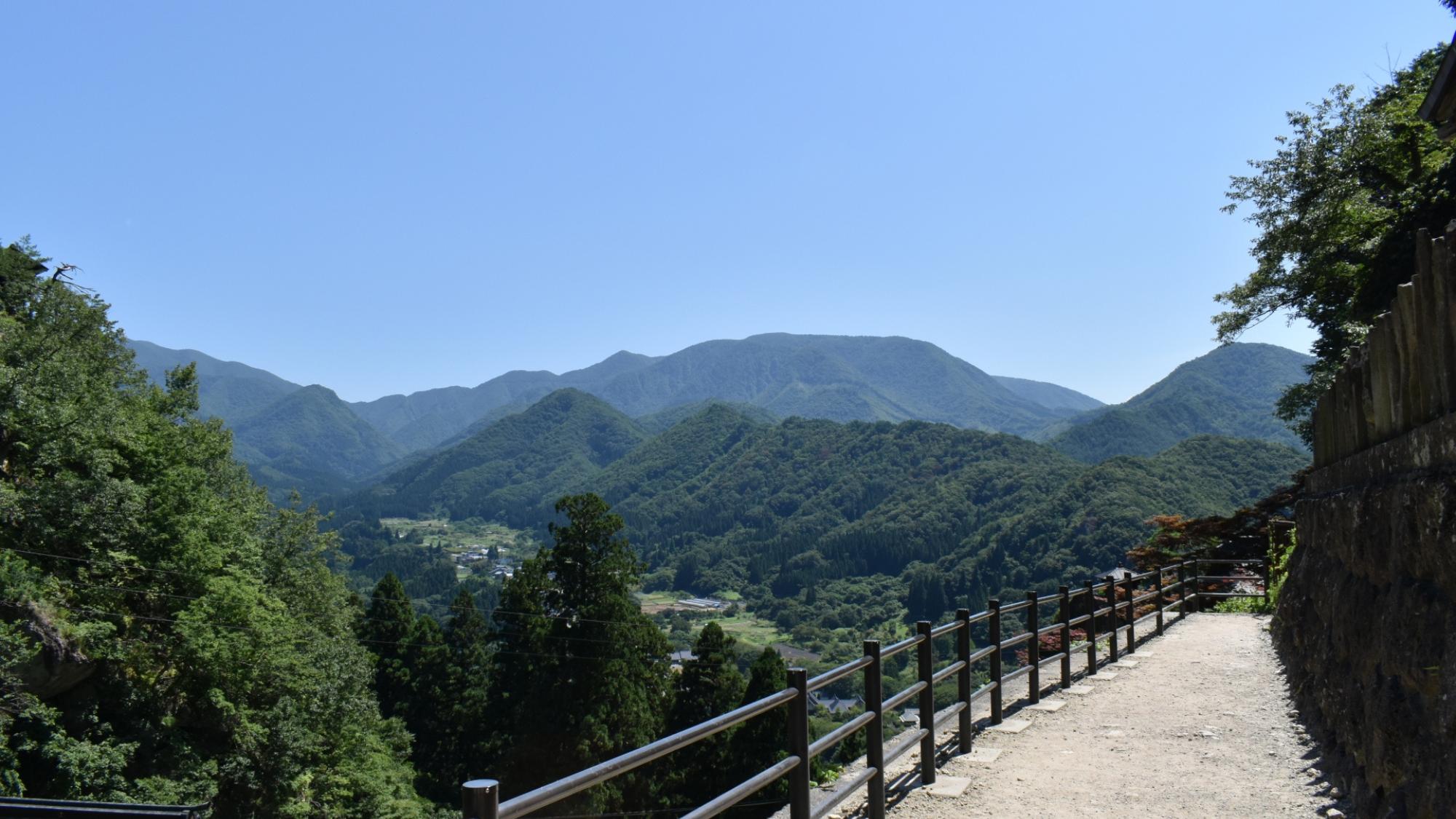 宝珠山立石寺　当館お車約29分