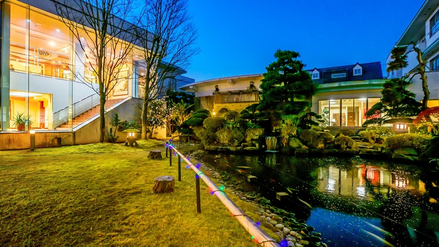 【幻想的な日本庭園】夜のライトアップされた庭園もまたきれいです。