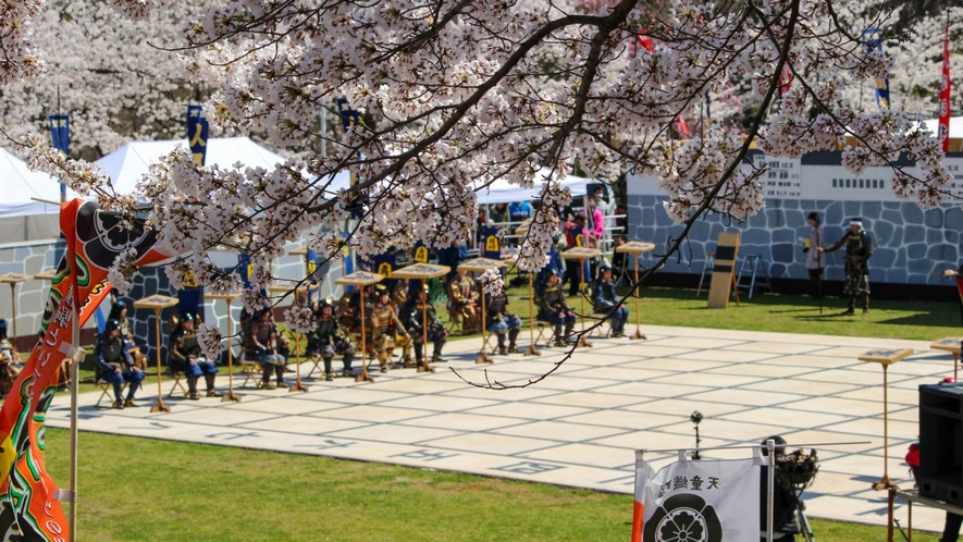 天童の春を彩る「人間将棋」は当館よりお車で約20分の舞鶴山山頂広場で開催されます