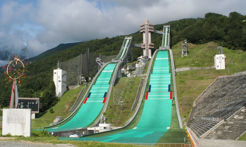 ■白馬ジャンプ競技場　当館から徒歩で10分程の場所にございます