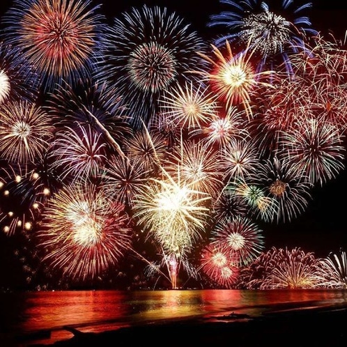 湖上に上がる花火が楽しめる、彦根・長浜の花火大会