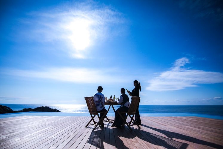 碧い海に囲まれた絶景のイタリアンレストラン「Azzurrissimo」
