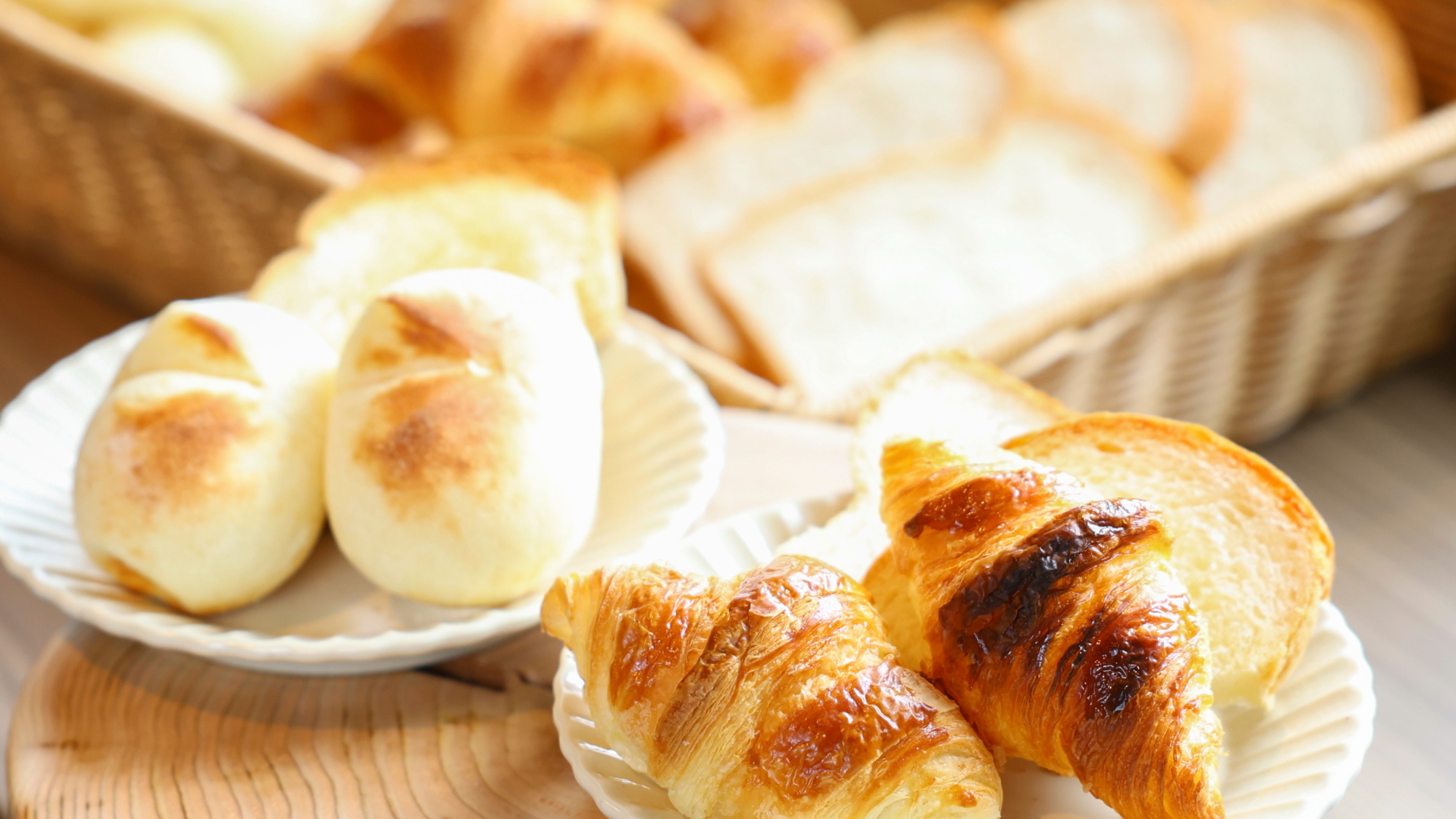 アラジンのトースターで焼き立てのパンをお召し上がりいただけます。