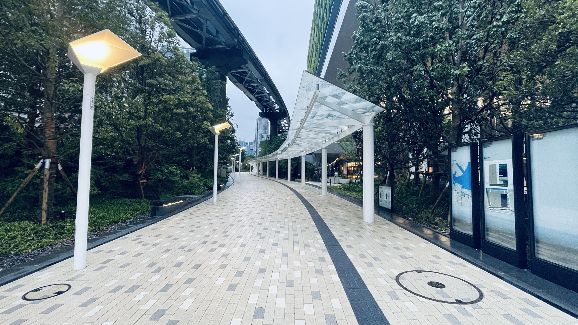 屋根付の道