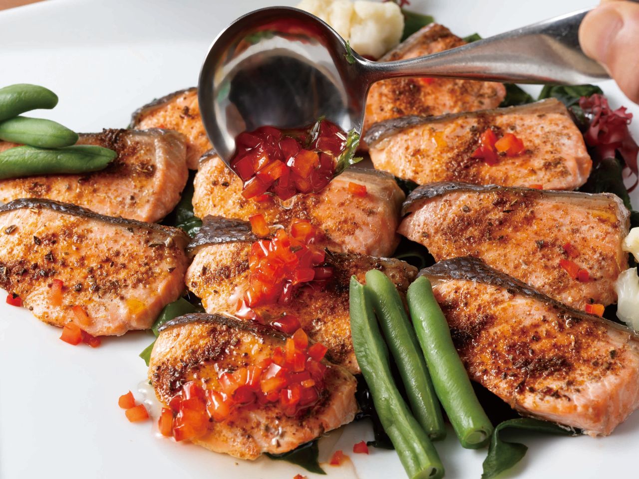 ケイジャン風味のサーモン　チュミチュリソース