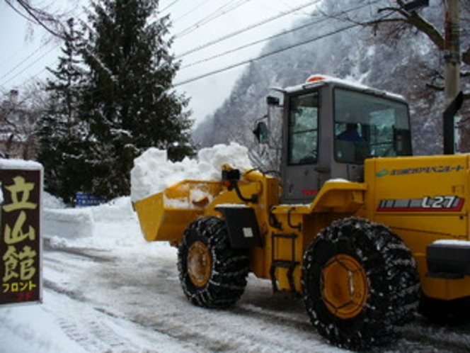 立山館前道路除雪風景