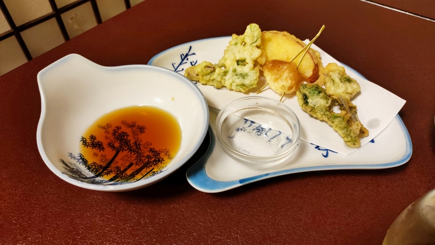 *お夕食一例：春は山菜など、季節で変わるお野菜の天ぷら。りんごの天ぷらが出ることも！
