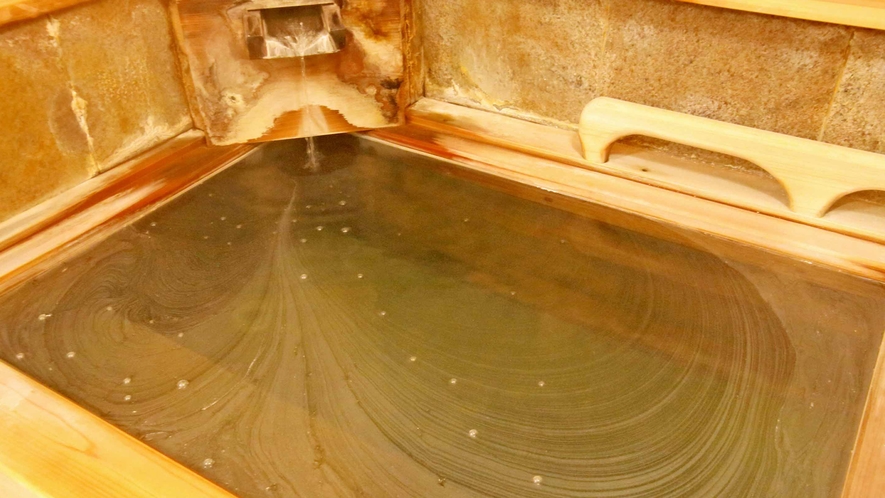  *貸切風呂（無料）：温泉の成分が模様となって見えるほどの濃蜜な硫黄泉をお楽しみください。