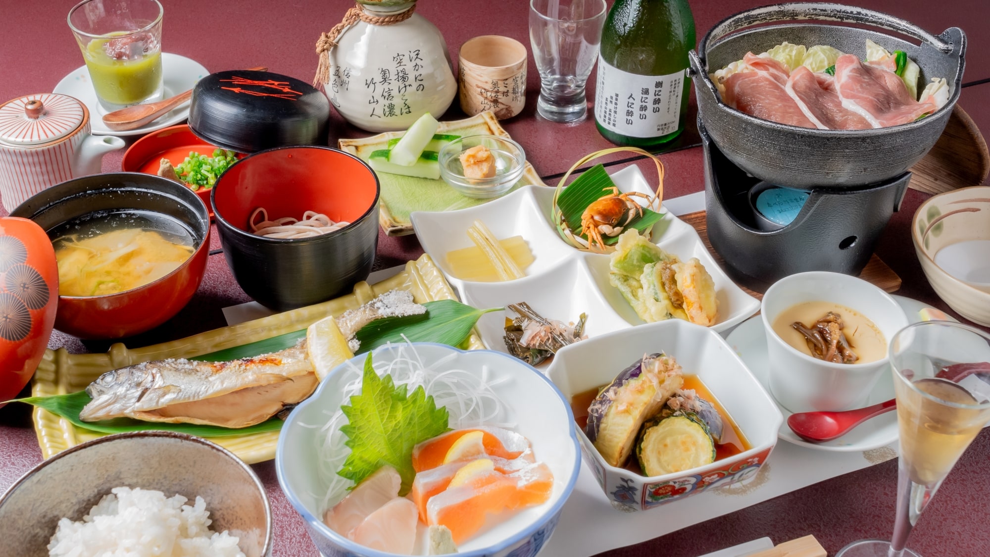 *夕食一例（創作和会席）／地産の山の恵みを味わう会席料理。信州そばや沢蟹、イワナなど信州ならではの味