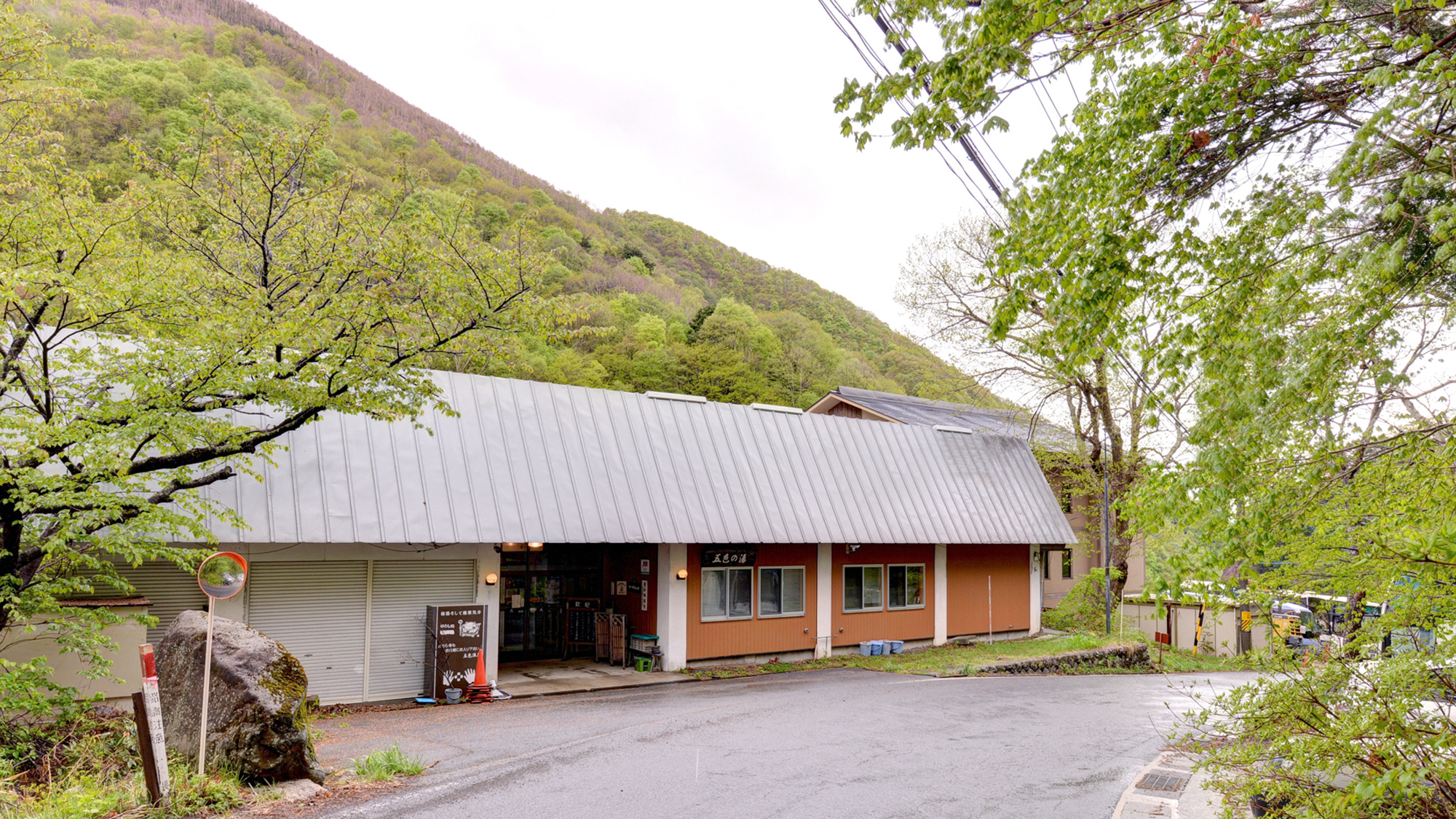 *外観/風が吹けば木々のざわめき、川のせせらぎが聴こえる静謐な山間の宿。