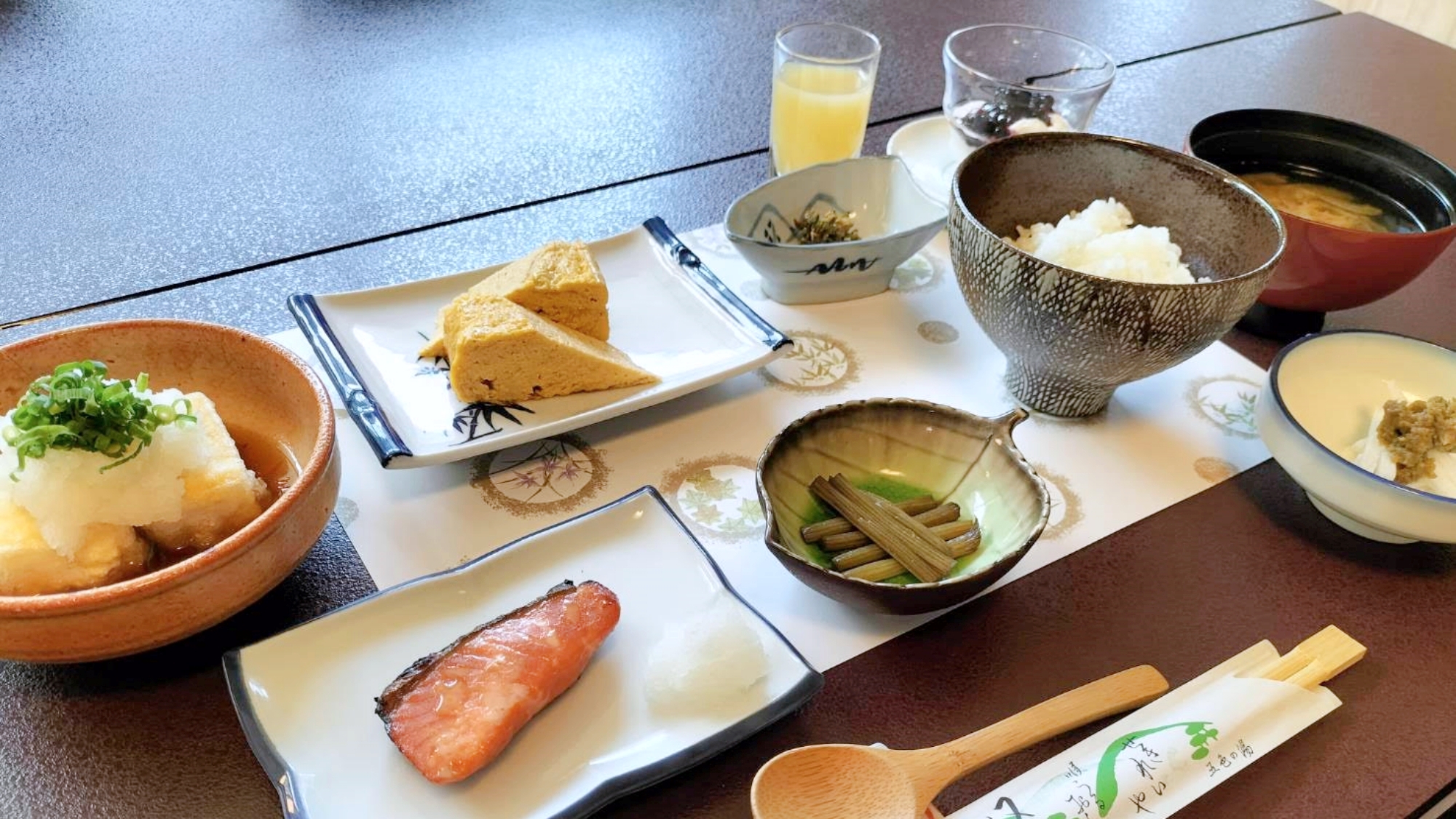 *朝食一例／朝でも手を抜かず、時間をかけた品目豊富な和朝食をお楽しみください。