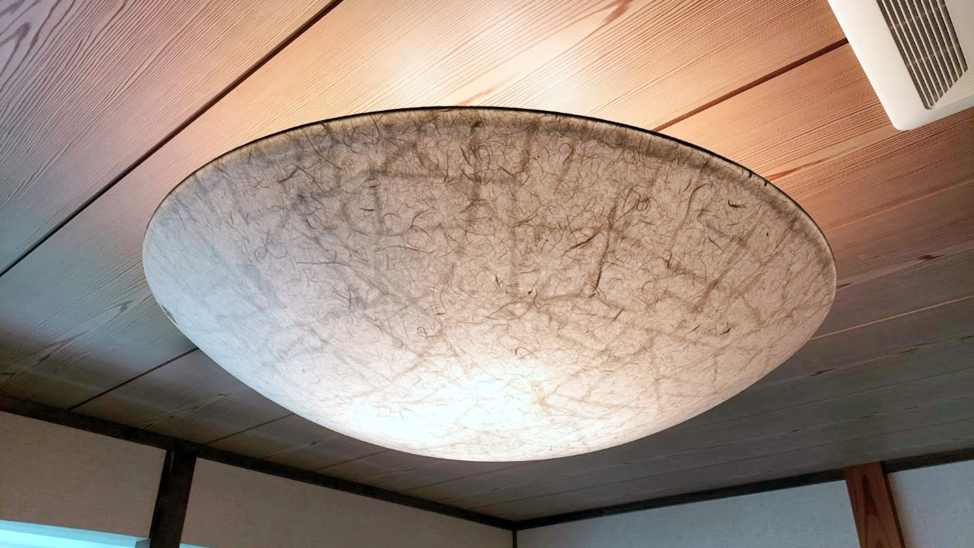 *新館和室(客室一例)/天井の照明も和紙を使って個性的な仕上がりです。