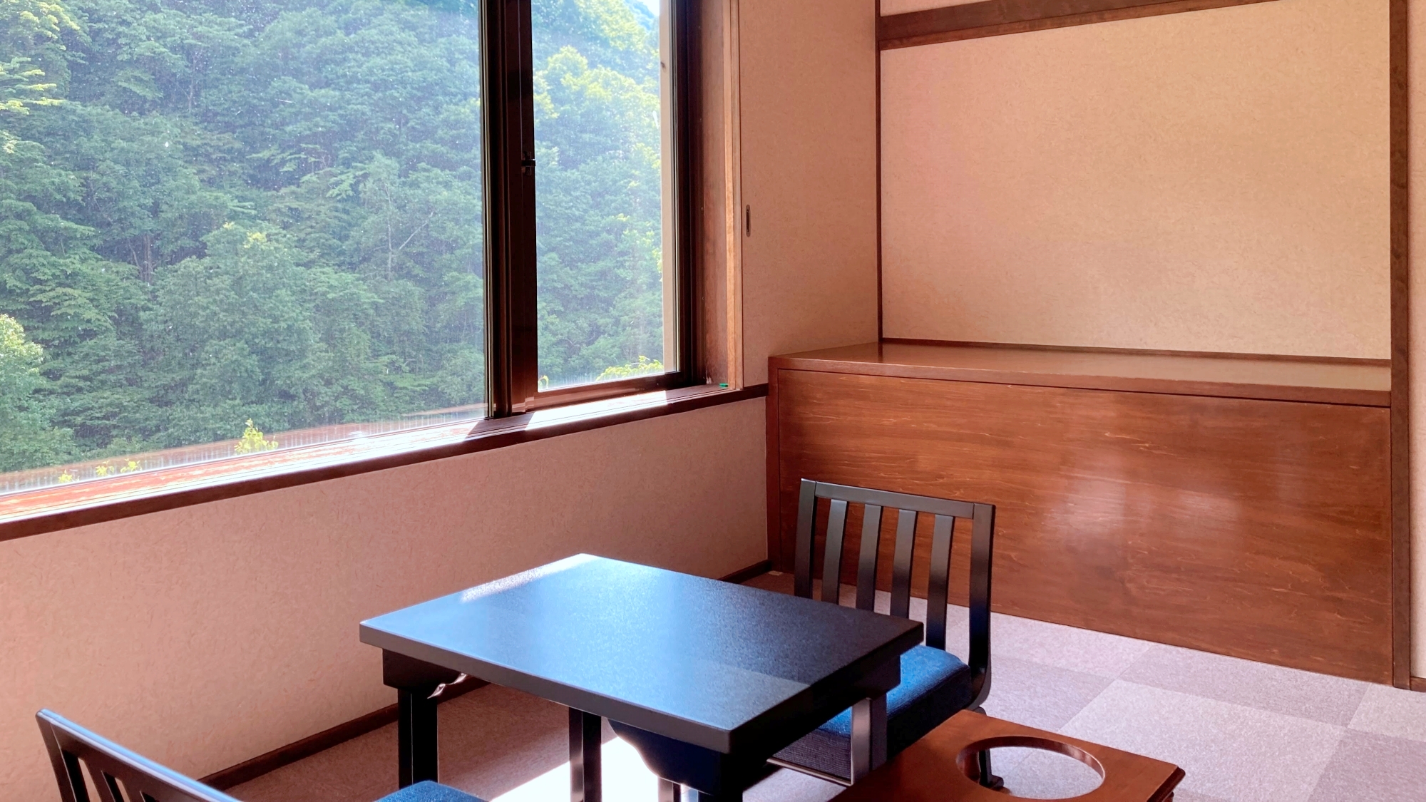 *新館和室(客室一例)/渓谷をのぞむ純和室。窓からの景色は自然の中にとけこむよう。