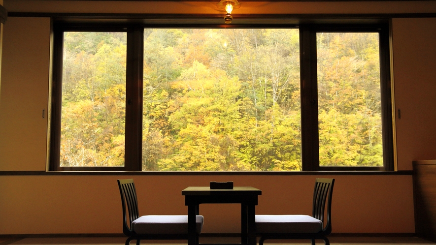 *新館和室(バス・トイレ付)紅葉の季節は絵画のような紅葉をお部屋からお楽しみいただけます。