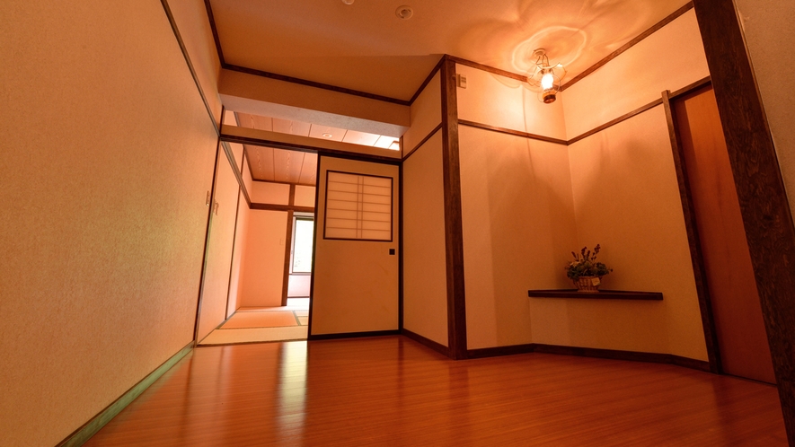 *新館和室(客室一例)/バス・トイレ付の新館和室。梁の色が印象的なモダンな雰囲気の和室。