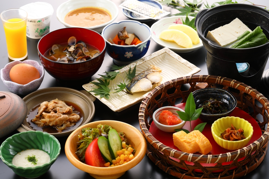 ＜1泊朝食＞「源泉かけ流し温泉」と「自慢の朝食」で「さつき別荘」を満喫♪