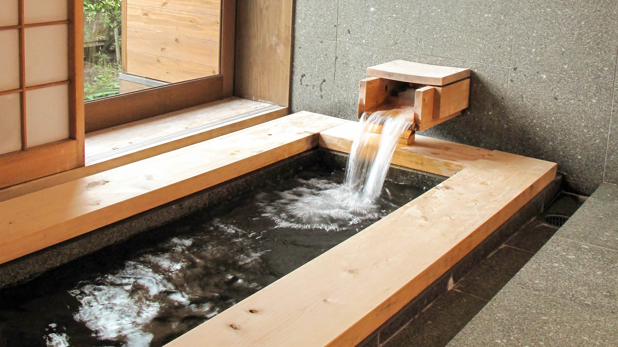 【離れの半露天風呂】リラックスできる檜の内湯。