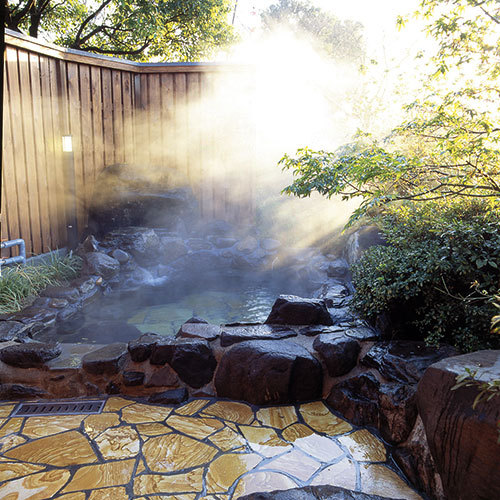 [Chartered open-air bath] Hot water flowing from the source