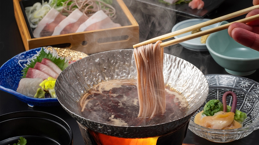 【基本会席】＜夕食お食事処＞四季の味覚と源泉かけ流しの湯でどこか懐かしい旅情緒を愉しむ■1泊2食