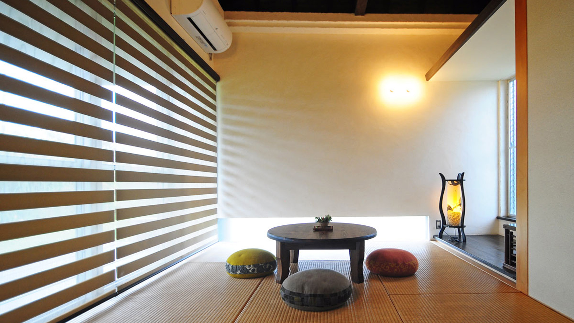 【琉球畳の和室(6畳)】ブラインドやクッションなどのインテリアにもこだわりを。