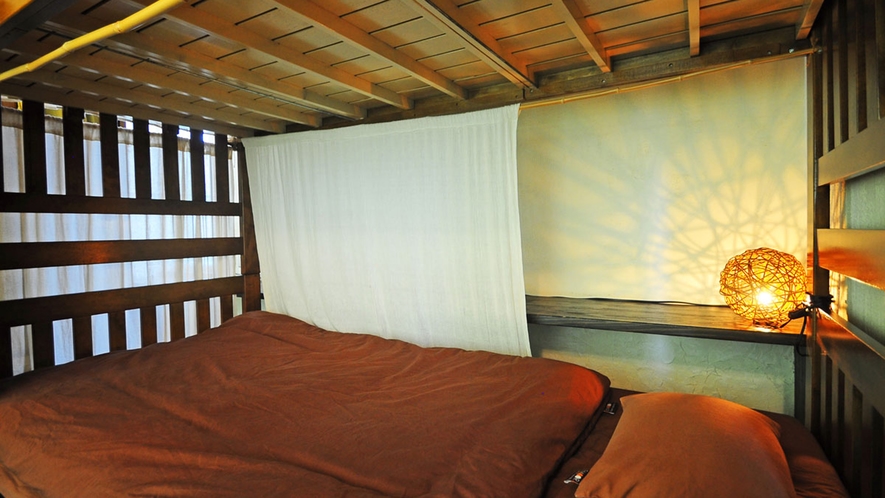 【2段ベッド】各ベッドにはカーテンと照明を配置して個室風にしております。