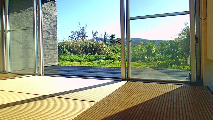【琉球畳の和室(6畳)】大きな窓を開放してゆったりお寛ぎください。