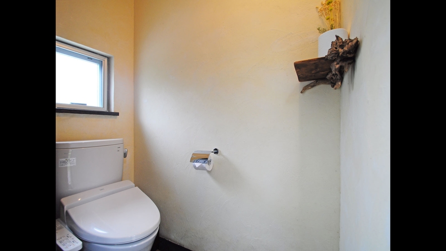 【8人部屋(2段ベッド×4)】別棟にある8人部屋専用のトイレをご利用ください。