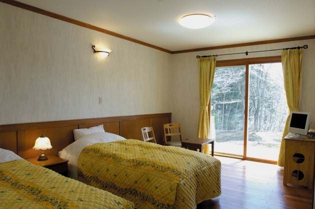 富士の懐に抱かれた山中湖の旅・本館1階ツインルームプラン