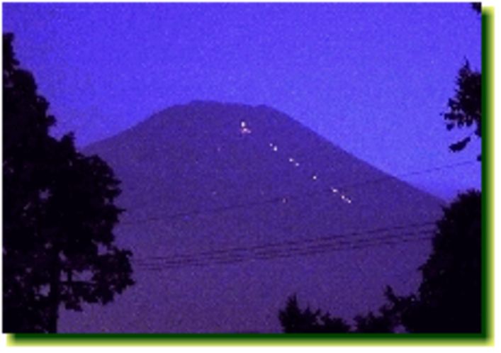 夏の富士の山灯り