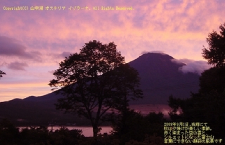 夕焼けの空に映える富士山